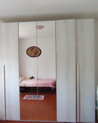 Armadio a 6 ante con specchio, due librerie, rete.