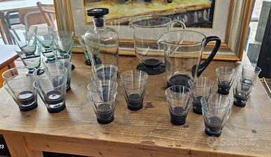 servizio bicchieri con caraffe e bottiglia