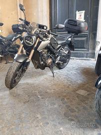 Honda cb650r sports cafe’ neon del 2022