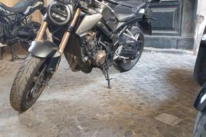 Honda cb650r sports cafe’ neon del 2022
