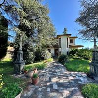 ELEGANTE E SPAZIOSA VILLA DA FAR RINASCERE CON ...