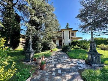 ELEGANTE E SPAZIOSA VILLA DA FAR RINASCERE CON ...