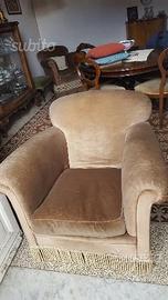 Una poltrona da salotto, colore beige