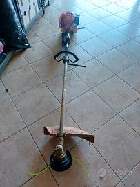 decespugliatore a motore 