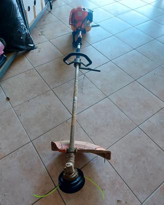 decespugliatore a motore 