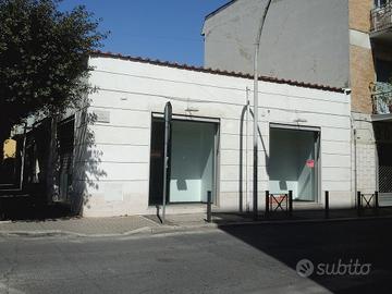 Locale Commerciale d'Angolo-Visibilità e Posizione