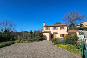Villa di 190 m² con più di 5 locali e box auto a G