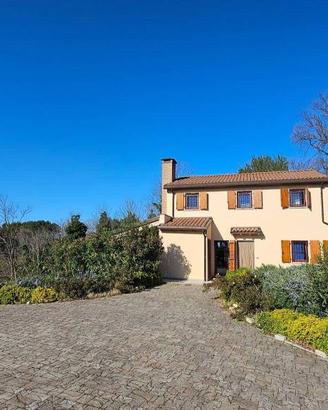 Villa di 190 m² con più di 5 locali e box auto a G