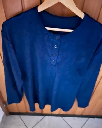 Maglia di colore blu usata poche volte
