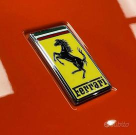 Collezionista articoli Ferrari acquista