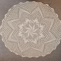 Centrino colore panna lavorato ad aghi 