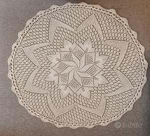 Centrino colore panna lavorato ad aghi 