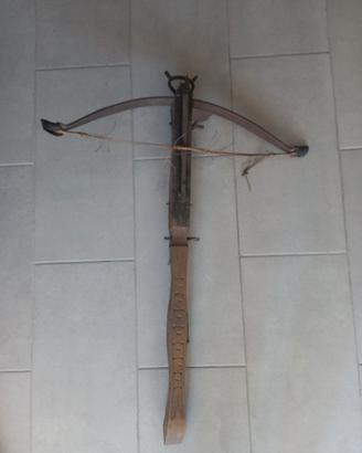 Balestra in legno intarsiato