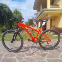 Bicicletta Mountain-bike B-Twin arancio fluo