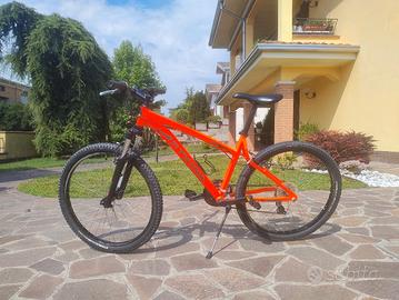 Bicicletta Mountain-bike B-Twin arancio fluo