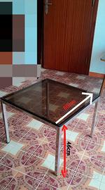 TAVOLINO IN VETRO CON PIEDI DI METALLO. €50 MAZARA
