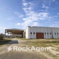 GRANDI CAPANNONI SU AMPIA CORTE ESTERNA , PIÙ STAB