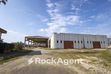 GRANDI CAPANNONI SU AMPIA CORTE ESTERNA , PIÙ STAB