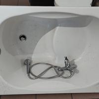 Vasca da bagno con rubinetto e doccetta