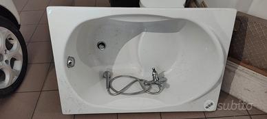 Vasca da bagno con rubinetto e doccetta