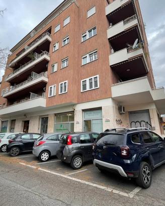 Talenti - locale commerciale con due vetrine Roma