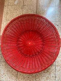 Cesta in vimini laccato di rosso.