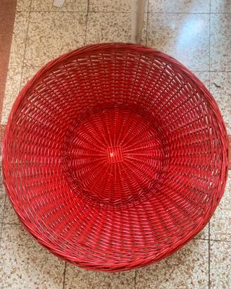 Cesta in vimini laccato di rosso.