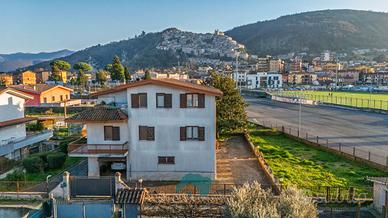 Villa unifamiliare divisa in due unita' abitative