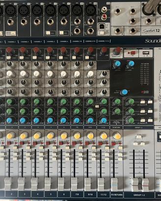 Mixer soundcraft signature 12