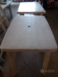 Tavoli e sdraie da giardino