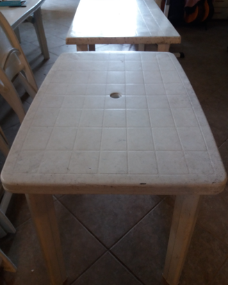 Tavoli e sdraie da giardino