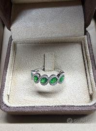 Anello oro bianco con diamanti e smeraldi
