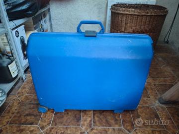 Valigia/trolley con due ruote.