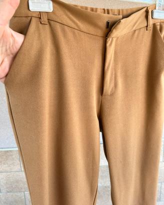 Pantaloni cammello. Zara