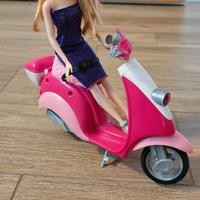 🛵 Barbie con Moto Rosa + Casco – Gioco Completo!