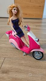 🛵 Barbie con Moto Rosa + Casco – Gioco Completo!