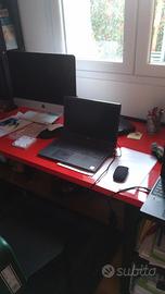 Scrivania IKEA rossa lucida con scaffali laterali
