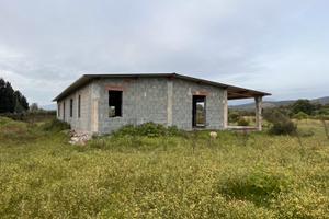 Casa indipendente al grezzo su lotto di 11.000 m2