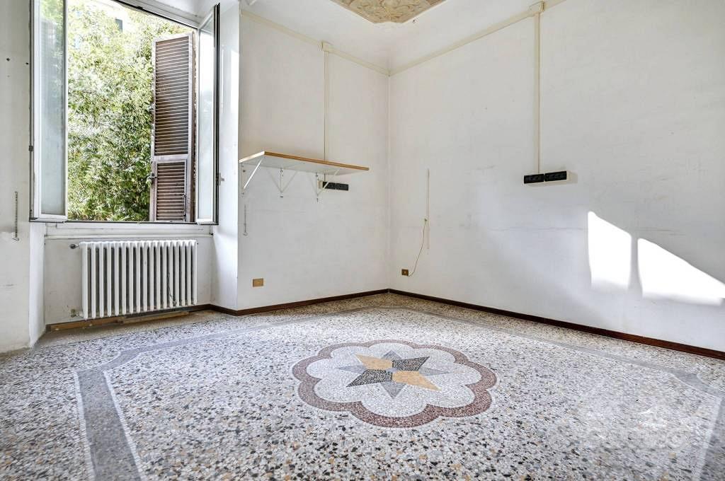 Immobile di 229 m² con più di 5 locali a Savona - Altro