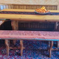Cassapanca tirolese angolare con tavolo e panchine