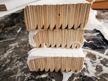 Battiscopa in legno laccato bianco