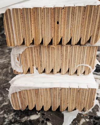 Battiscopa in legno laccato bianco