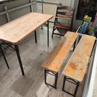 Tavolo da esterno con due panche