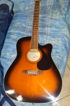 Chitarra acustica amplificata 