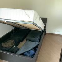 Armadio letto materasso librerie