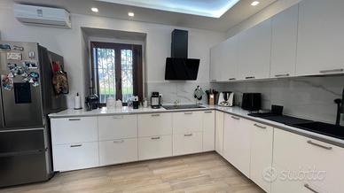 Cucina moderna bianca completa di elettrodomestici