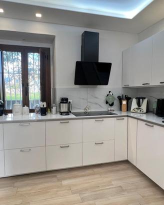 Cucina moderna bianca completa di elettrodomestici