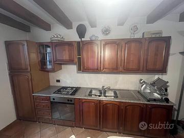 CUCINA CLASSICA IN LEGNO CON ELETTRODOMESTICI