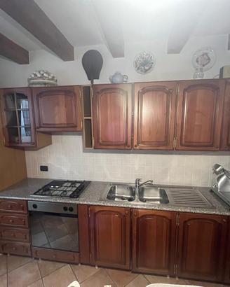 CUCINA CLASSICA IN LEGNO CON ELETTRODOMESTICI