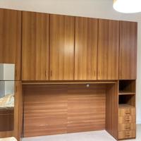 Armadio a ponte capiente con letto.